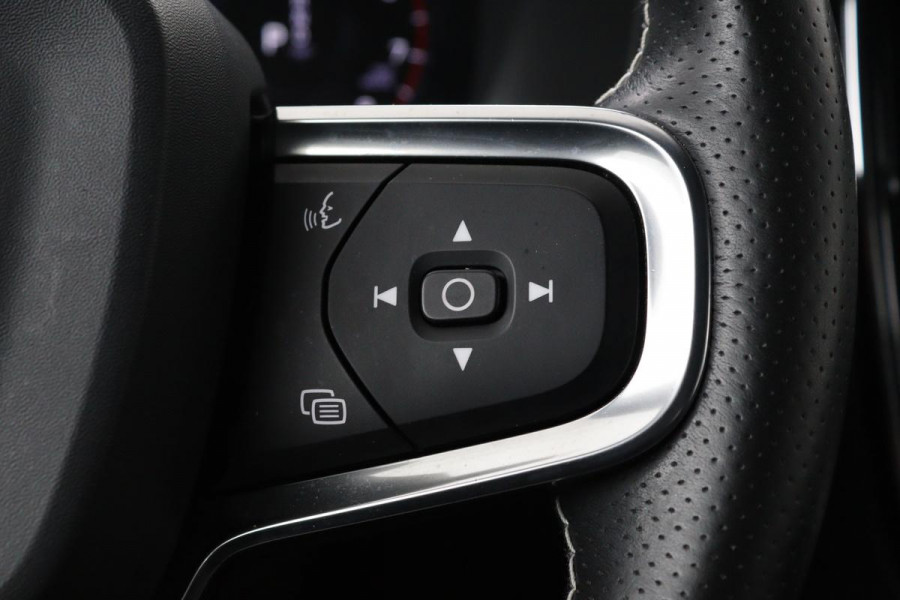 Volvo XC40 1.5 T3 R-Design | Stoel & stuurverwarming | Trekhaak | Camera | Navigatie | Achterbankverwarming | Leder/Alcantara | Full LED