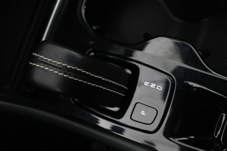 Volvo XC40 1.5 T3 R-Design | Stoel & stuurverwarming | Trekhaak | Camera | Navigatie | Achterbankverwarming | Leder/Alcantara | Full LED
