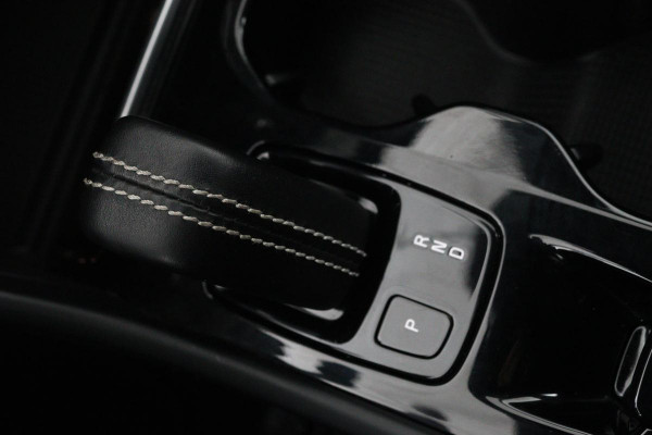 Volvo XC40 1.5 T3 R-Design | Stoel & stuurverwarming | Trekhaak | Camera | Navigatie | Achterbankverwarming | Leder/Alcantara | Full LED