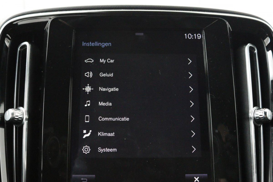 Volvo XC40 1.5 T3 R-Design | Stoel & stuurverwarming | Trekhaak | Camera | Navigatie | Achterbankverwarming | Leder/Alcantara | Full LED