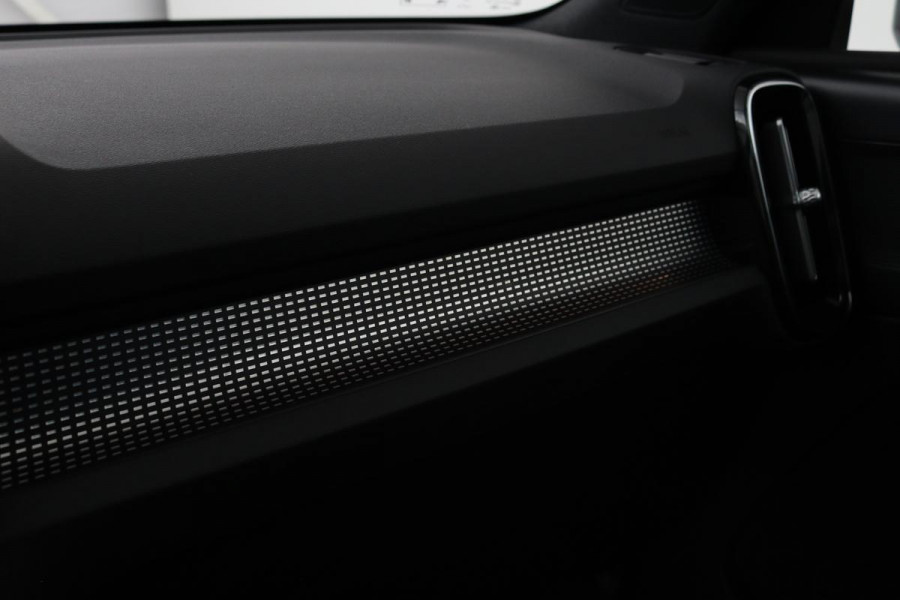 Volvo XC40 1.5 T3 R-Design | Stoel & stuurverwarming | Trekhaak | Camera | Navigatie | Achterbankverwarming | Leder/Alcantara | Full LED