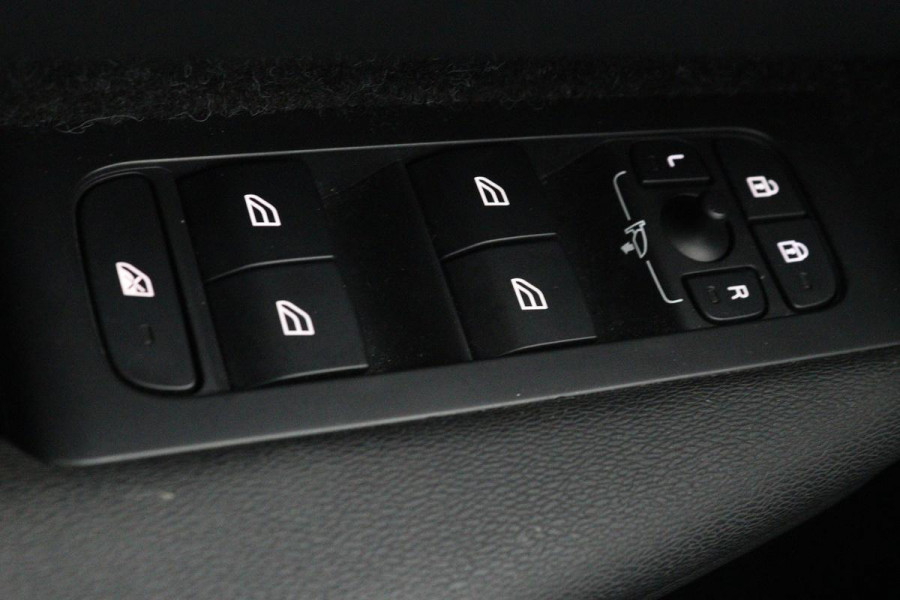 Volvo XC40 1.5 T3 R-Design | Stoel & stuurverwarming | Trekhaak | Camera | Navigatie | Achterbankverwarming | Leder/Alcantara | Full LED