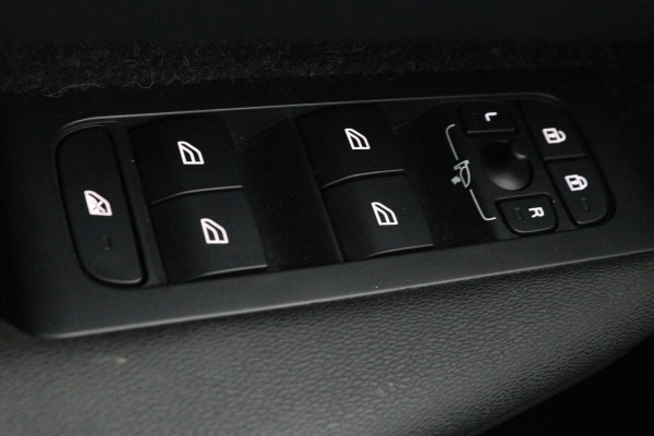 Volvo XC40 1.5 T3 R-Design | Stoel & stuurverwarming | Trekhaak | Camera | Navigatie | Achterbankverwarming | Leder/Alcantara | Full LED