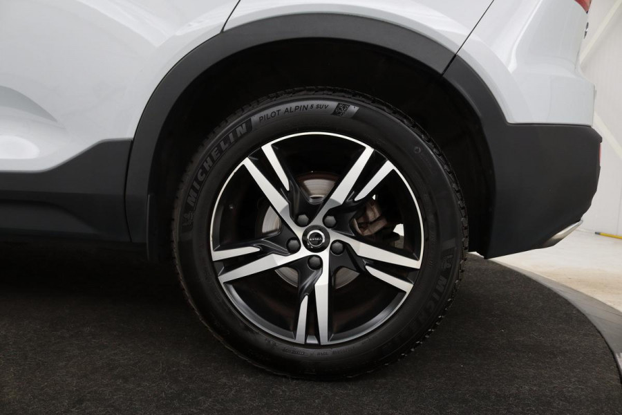 Volvo XC40 1.5 T3 R-Design | Stoel & stuurverwarming | Trekhaak | Camera | Navigatie | Achterbankverwarming | Leder/Alcantara | Full LED