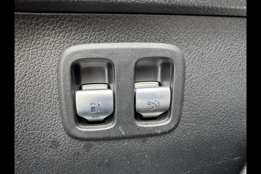 Mercedes-Benz C-Klasse 300 e AMG Line Adaptive cruise control Climate control Navi Apple / Android Leder/Alcantara