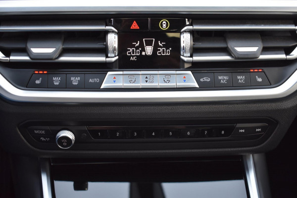 BMW 3-serie 320i High Executive | HARMAN KARDON | SCHUIF KANTELDAK | LEDER | STOELVERWARMING | SFEERVERLICHTING | APPLE CARPLAY