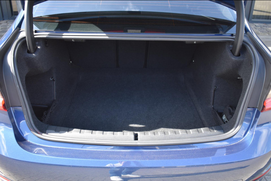 BMW 3-serie 320i High Executive | HARMAN KARDON | SCHUIF KANTELDAK | LEDER | STOELVERWARMING | SFEERVERLICHTING | APPLE CARPLAY
