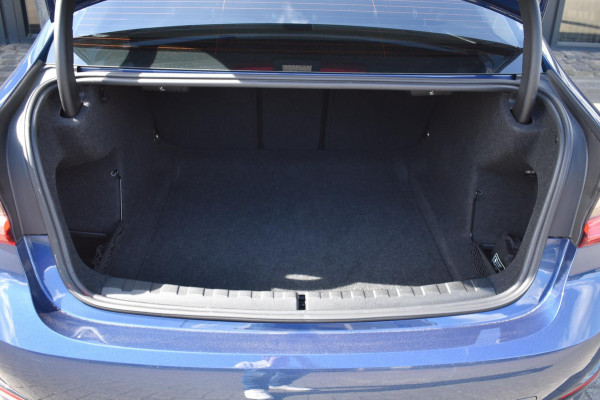 BMW 3-serie 320i High Executive | HARMAN KARDON | SCHUIF KANTELDAK | LEDER | STOELVERWARMING | SFEERVERLICHTING | APPLE CARPLAY