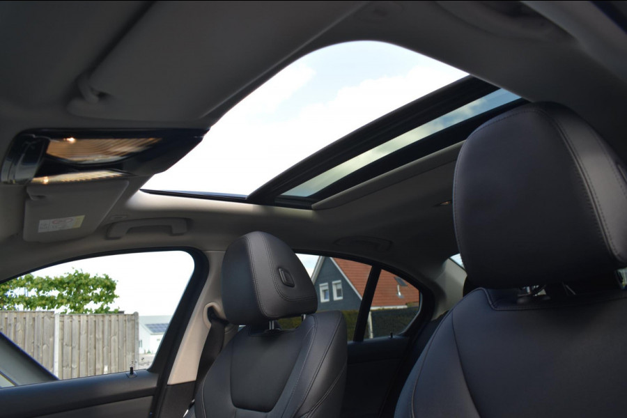 BMW 3-serie 320i High Executive | HARMAN KARDON | SCHUIF KANTELDAK | LEDER | STOELVERWARMING | SFEERVERLICHTING | APPLE CARPLAY