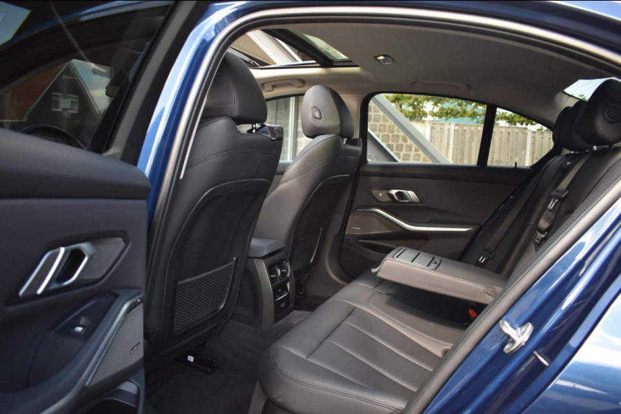 BMW 3-serie 320i High Executive | HARMAN KARDON | SCHUIF KANTELDAK | LEDER | STOELVERWARMING | SFEERVERLICHTING | APPLE CARPLAY