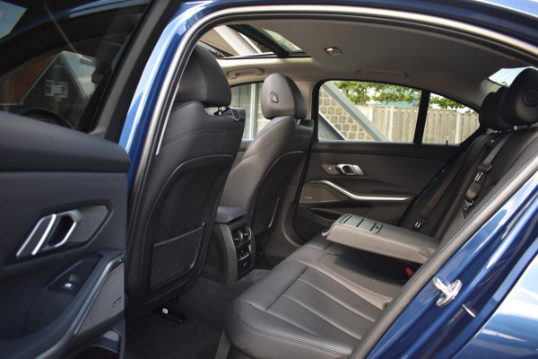 BMW 3-serie 320i High Executive | HARMAN KARDON | SCHUIF KANTELDAK | LEDER | STOELVERWARMING | SFEERVERLICHTING | APPLE CARPLAY