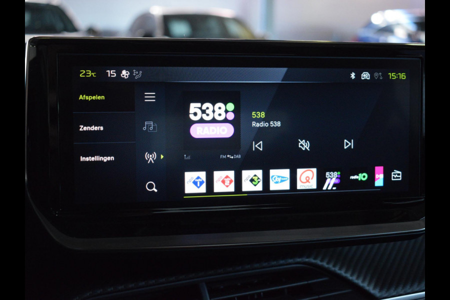 Peugeot e-2008 EV GT Avantage 54 kWh ACHTERUITRIJCAMERA MET SENSOREN | NAVIGATIE & CARPLAY | E.C.C. | VERWARMBARE STOELEN |