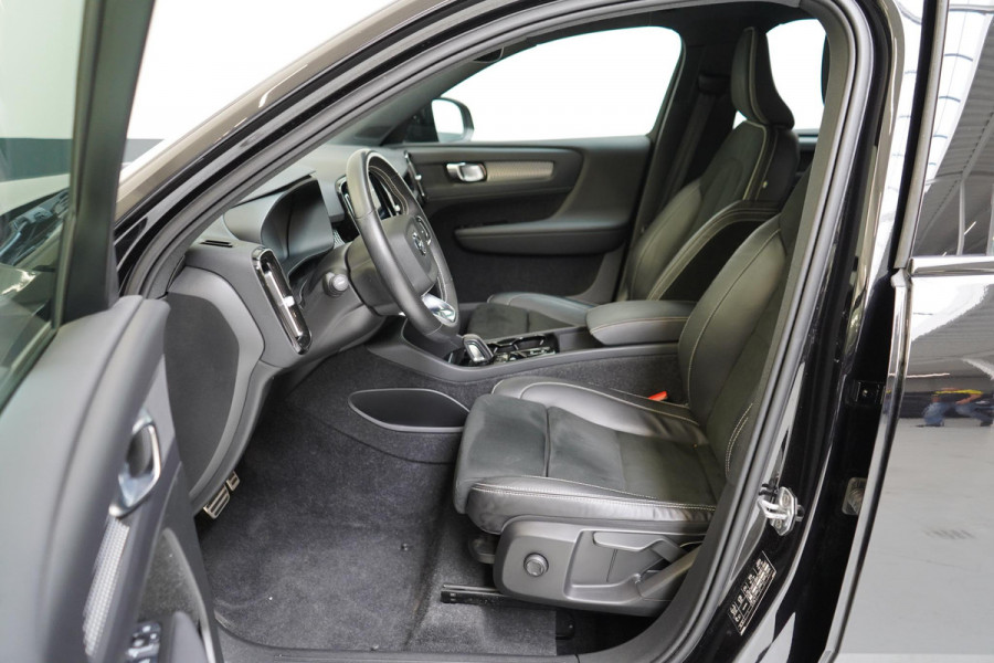 Volvo XC40 1.5 T5 263pk Recharge R-Design Automaat | Trekhaak | Achteruitrijcamera | Stoelverwarming | Stuurverwarming