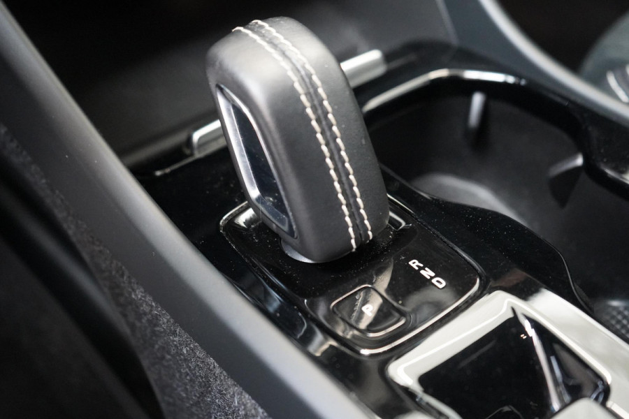 Volvo XC40 1.5 T5 263pk Recharge R-Design Automaat | Trekhaak | Achteruitrijcamera | Stoelverwarming | Stuurverwarming