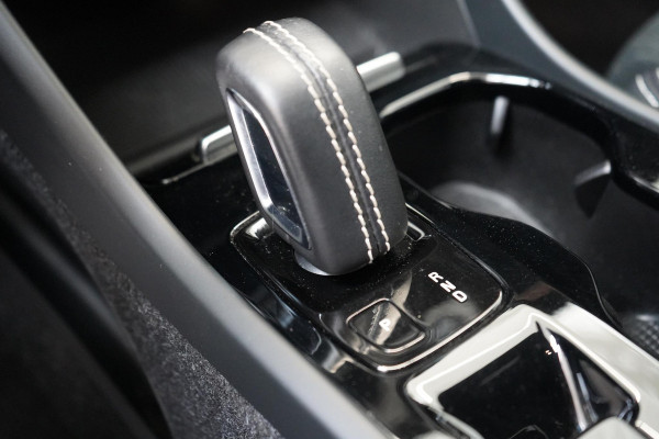 Volvo XC40 1.5 T5 263pk Recharge R-Design Automaat | Trekhaak | Achteruitrijcamera | Stoelverwarming | Stuurverwarming