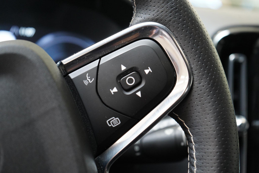 Volvo XC40 1.5 T5 263pk Recharge R-Design Automaat | Trekhaak | Achteruitrijcamera | Stoelverwarming | Stuurverwarming