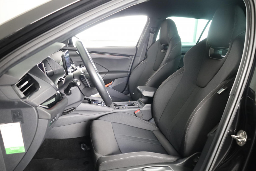 Škoda Octavia Combi 1.4 TSI PHEV Sportline Business 204 pk Automaat (DSG) | Verlengde garantie | Navigatie | Parkeersensoren achter | LED koplampen | Stoelverwarming |