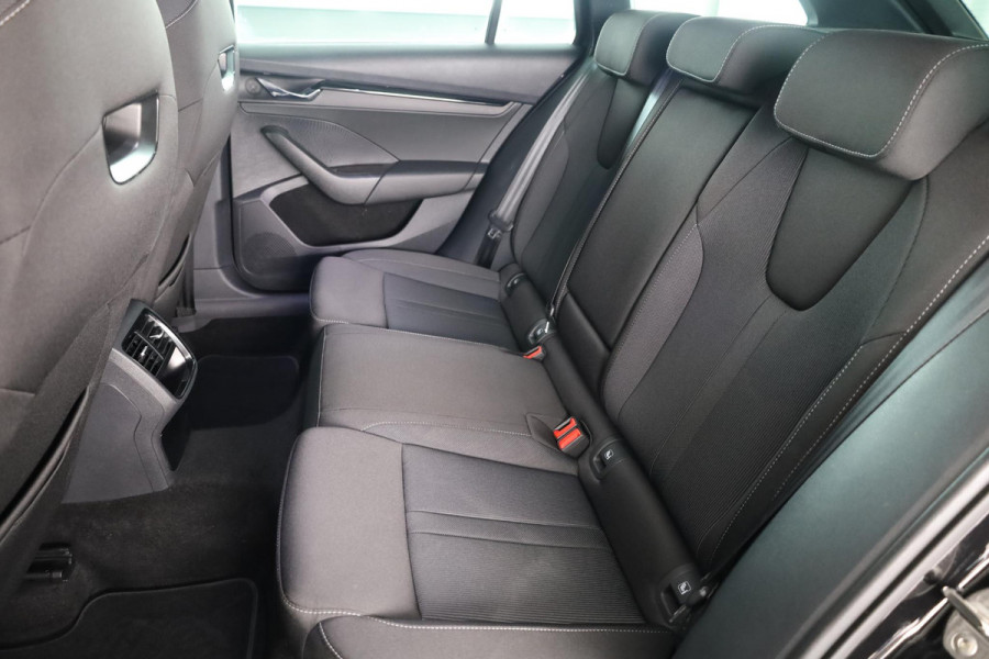 Škoda Octavia Combi 1.4 TSI PHEV Sportline Business 204 pk Automaat (DSG) | Verlengde garantie | Navigatie | Parkeersensoren achter | LED koplampen | Stoelverwarming |