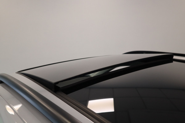 Volkswagen T-Roc 1.5 TSI Style 150pk Panoramadak Full-Led Navigatie 18'lmv