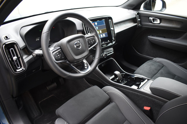 Volvo C40 252PK Single Motor Extended Range Plus / Navigatie / Camera / Parkeersensoren / Adaptieve Cruisecontrol / Stuur-Stoelverwarming / LM Velgen / Trekhaak /