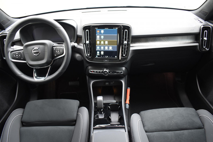 Volvo C40 252PK Single Motor Extended Range Plus / Navigatie / Camera / Parkeersensoren / Adaptieve Cruisecontrol / Stuur-Stoelverwarming / LM Velgen / Trekhaak /