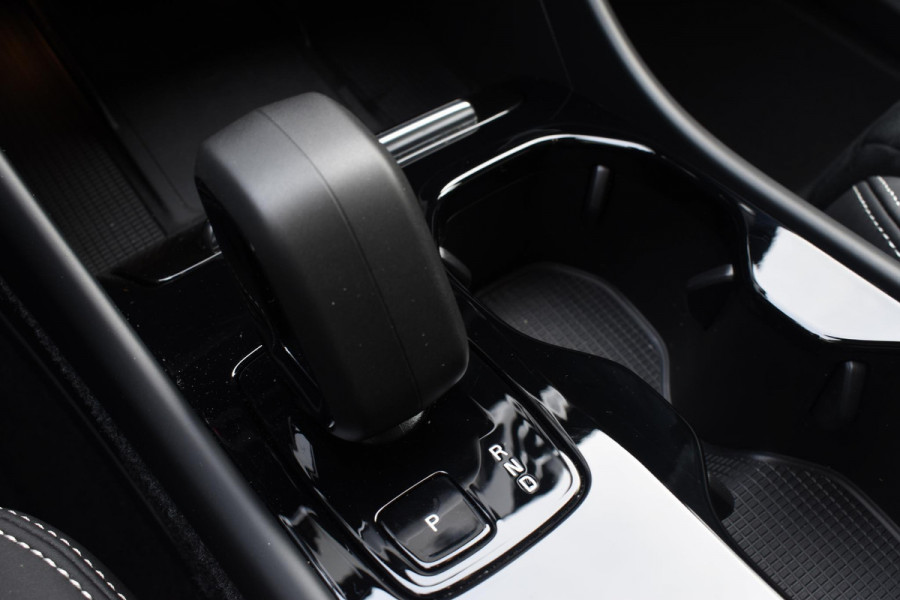 Volvo C40 252PK Single Motor Extended Range Plus / Navigatie / Camera / Parkeersensoren / Adaptieve Cruisecontrol / Stuur-Stoelverwarming / LM Velgen / Trekhaak /