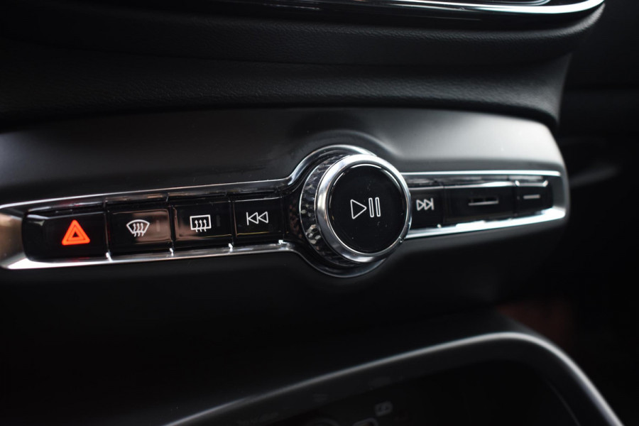 Volvo C40 252PK Single Motor Extended Range Plus / Navigatie / Camera / Parkeersensoren / Adaptieve Cruisecontrol / Stuur-Stoelverwarming / LM Velgen / Trekhaak /