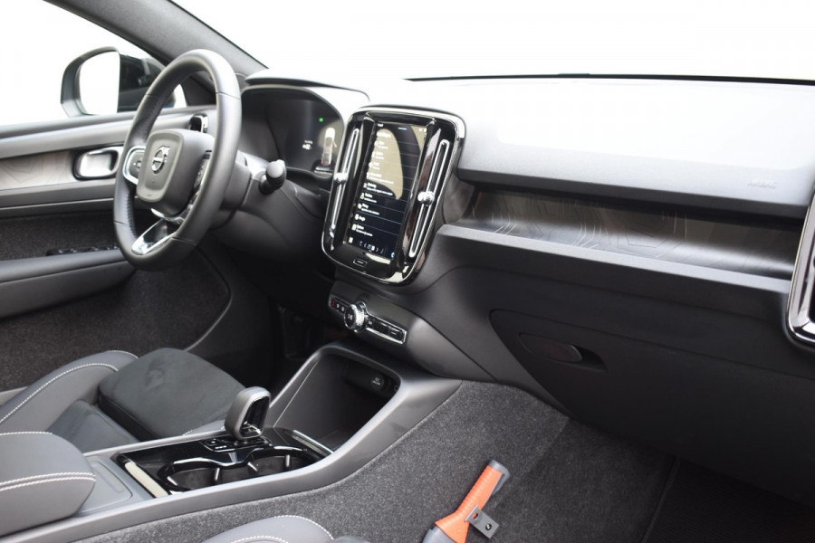 Volvo C40 252PK Single Motor Extended Range Plus / Navigatie / Camera / Parkeersensoren / Adaptieve Cruisecontrol / Stuur-Stoelverwarming / LM Velgen / Trekhaak /