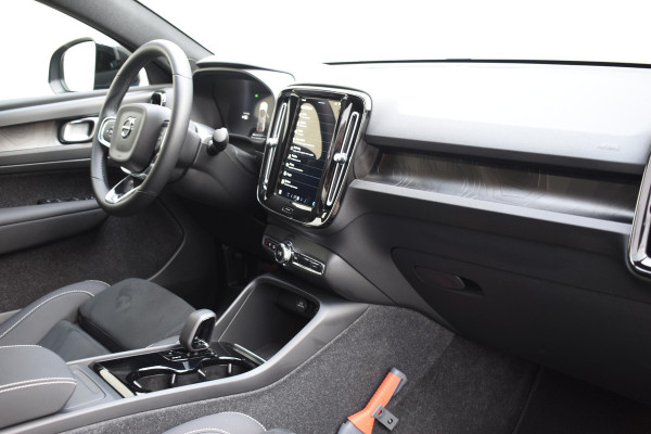 Volvo C40 252PK Single Motor Extended Range Plus / Navigatie / Camera / Parkeersensoren / Adaptieve Cruisecontrol / Stuur-Stoelverwarming / LM Velgen / Trekhaak /