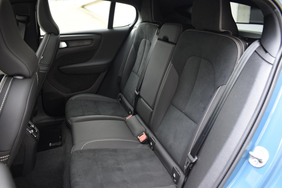 Volvo C40 252PK Single Motor Extended Range Plus / Navigatie / Camera / Parkeersensoren / Adaptieve Cruisecontrol / Stuur-Stoelverwarming / LM Velgen / Trekhaak /