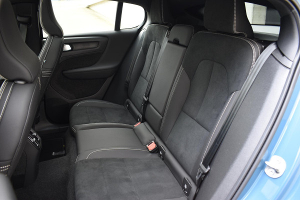 Volvo C40 252PK Single Motor Extended Range Plus / Navigatie / Camera / Parkeersensoren / Adaptieve Cruisecontrol / Stuur-Stoelverwarming / LM Velgen / Trekhaak /
