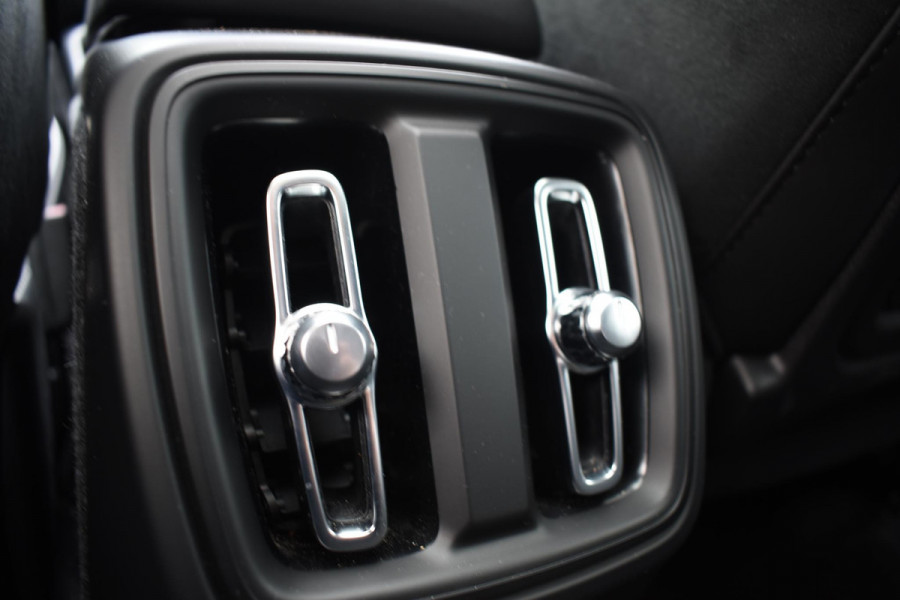 Volvo C40 252PK Single Motor Extended Range Plus / Navigatie / Camera / Parkeersensoren / Adaptieve Cruisecontrol / Stuur-Stoelverwarming / LM Velgen / Trekhaak /