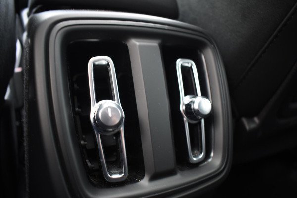 Volvo C40 252PK Single Motor Extended Range Plus / Navigatie / Camera / Parkeersensoren / Adaptieve Cruisecontrol / Stuur-Stoelverwarming / LM Velgen / Trekhaak /