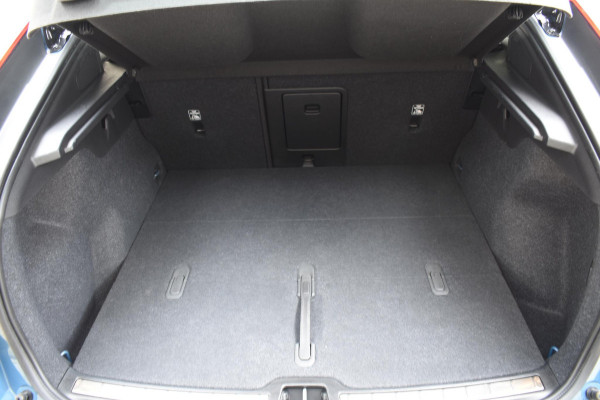 Volvo C40 252PK Single Motor Extended Range Plus / Navigatie / Camera / Parkeersensoren / Adaptieve Cruisecontrol / Stuur-Stoelverwarming / LM Velgen / Trekhaak /
