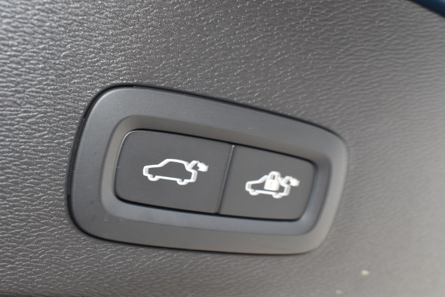 Volvo C40 252PK Single Motor Extended Range Plus / Navigatie / Camera / Parkeersensoren / Adaptieve Cruisecontrol / Stuur-Stoelverwarming / LM Velgen / Trekhaak /