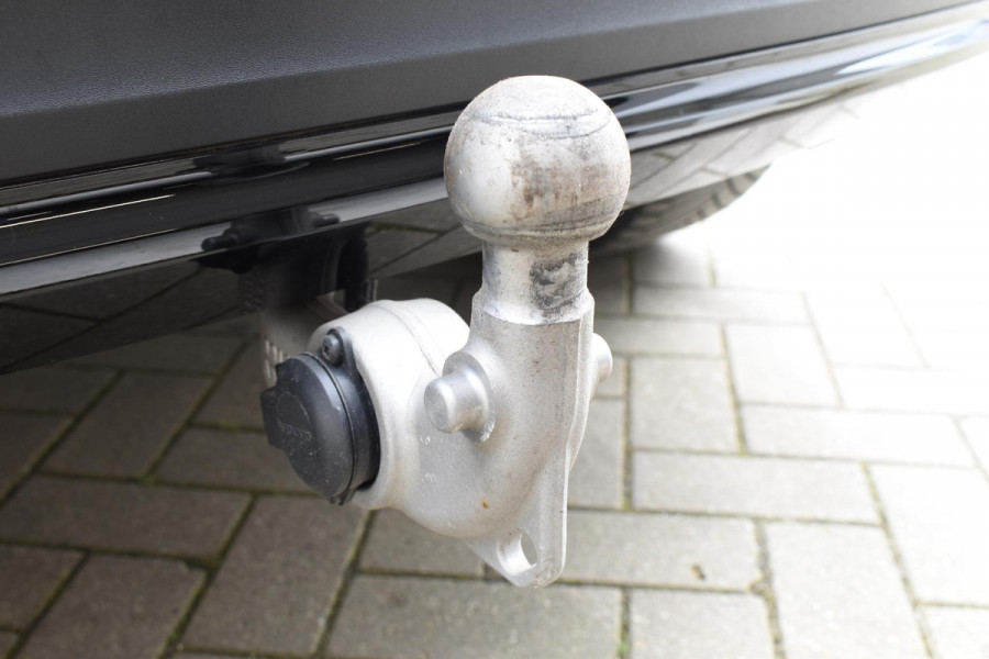 Volvo C40 252PK Single Motor Extended Range Plus / Navigatie / Camera / Parkeersensoren / Adaptieve Cruisecontrol / Stuur-Stoelverwarming / LM Velgen / Trekhaak /