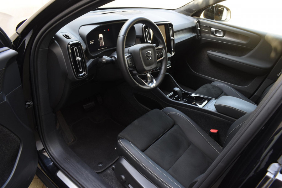Volvo C40 252PK Single Motor Extended Range Ultimate / Navigatie / Panoramadak / Elektrische Stoelen / Harman Kardon / 20'' LM Velgen / Trekhaak /