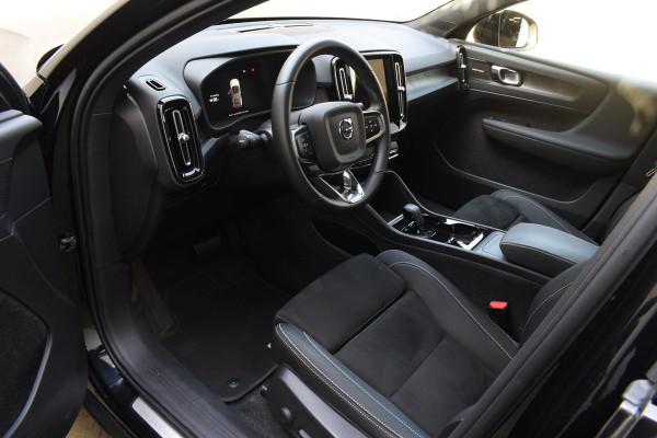 Volvo C40 252PK Single Motor Extended Range Ultimate / Navigatie / Panoramadak / Elektrische Stoelen / Harman Kardon / 20'' LM Velgen / Trekhaak /
