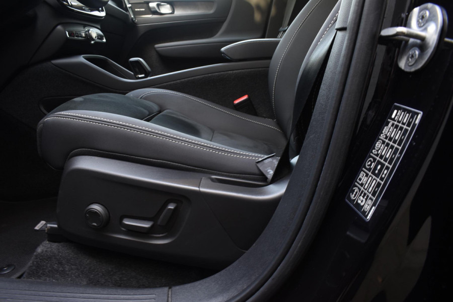 Volvo C40 252PK Single Motor Extended Range Ultimate / Navigatie / Panoramadak / Elektrische Stoelen / Harman Kardon / 20'' LM Velgen / Trekhaak /