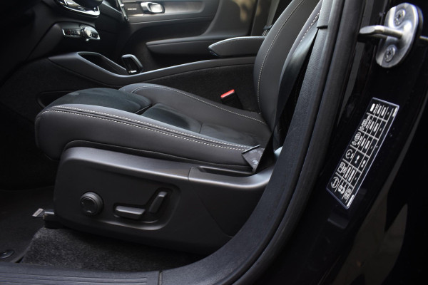 Volvo C40 252PK Single Motor Extended Range Ultimate / Navigatie / Panoramadak / Elektrische Stoelen / Harman Kardon / 20'' LM Velgen / Trekhaak /