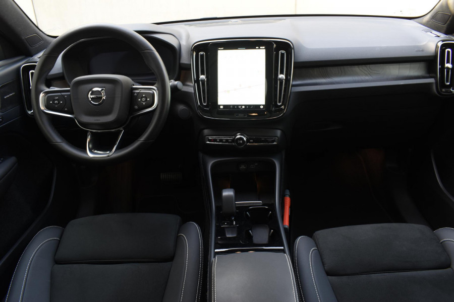Volvo C40 252PK Single Motor Extended Range Ultimate / Navigatie / Panoramadak / Elektrische Stoelen / Harman Kardon / 20'' LM Velgen / Trekhaak /