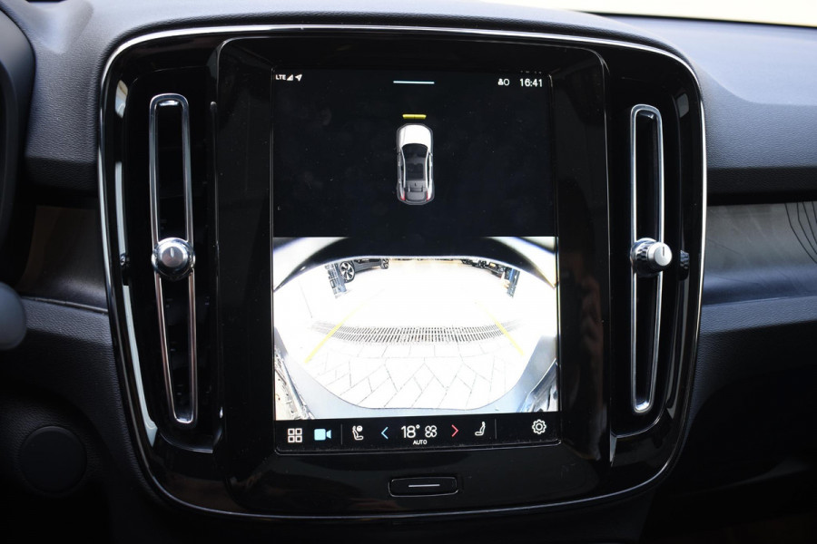 Volvo C40 252PK Single Motor Extended Range Ultimate / Navigatie / Panoramadak / Elektrische Stoelen / Harman Kardon / 20'' LM Velgen / Trekhaak /