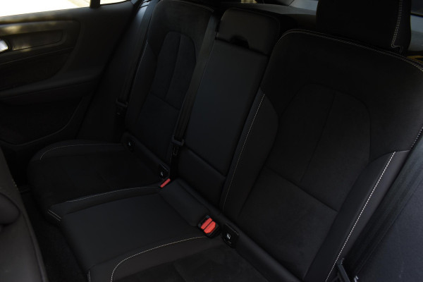 Volvo C40 252PK Single Motor Extended Range Ultimate / Navigatie / Panoramadak / Elektrische Stoelen / Harman Kardon / 20'' LM Velgen / Trekhaak /