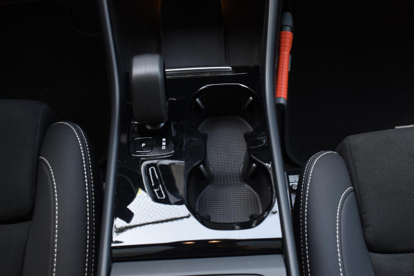 Volvo C40 252PK Single Motor Extended Range Ultimate / Navigatie / Panoramadak / Elektrische Stoelen / Harman Kardon / 20'' LM Velgen / Trekhaak /