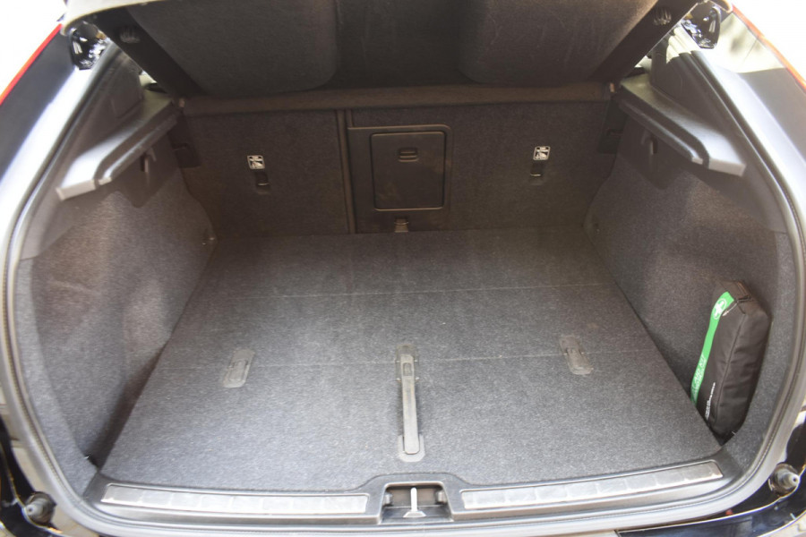 Volvo C40 252PK Single Motor Extended Range Ultimate / Navigatie / Panoramadak / Elektrische Stoelen / Harman Kardon / 20'' LM Velgen / Trekhaak /