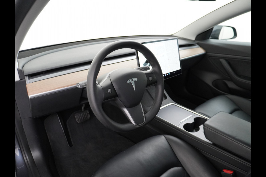Tesla Model 3 RWD + 60kWh 325PK Facelift 19" Warmtepomp! Elek.Achterklep Lmv Draadloze laadpads  FSD-3 Computer  AutoPilot Leder PanoDak Adapt Ecc Navi LED Comfortstoelen ACC DAB Voorverwarmen interieur Keyless One-Pedal-Drive Origineel Nederlandse auto tot 11kw laden thuis! Garantie Accu tot 14-12-2029 max 160.000km 1584kg licht!