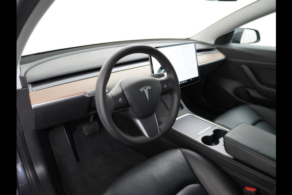 Tesla Model 3 RWD + 60kWh 325PK Facelift 19" Warmtepomp! Elek.Achterklep Lmv Draadloze laadpads  FSD-3 Computer  AutoPilot Leder PanoDak Adapt Ecc Navi LED Comfortstoelen ACC DAB Voorverwarmen interieur Keyless One-Pedal-Drive Origineel Nederlandse auto tot 11kw laden thuis! Garantie Accu tot 14-12-2029 max 160.000km 1584kg licht!