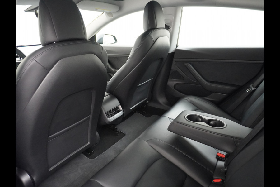 Tesla Model 3 RWD + 60kWh 325PK Facelift 19" Warmtepomp! Elek.Achterklep Lmv Draadloze laadpads  FSD-3 Computer  AutoPilot Leder PanoDak Adapt Ecc Navi LED Comfortstoelen ACC DAB Voorverwarmen interieur Keyless One-Pedal-Drive Origineel Nederlandse auto tot 11kw laden thuis! Garantie Accu tot 14-12-2029 max 160.000km 1584kg licht!
