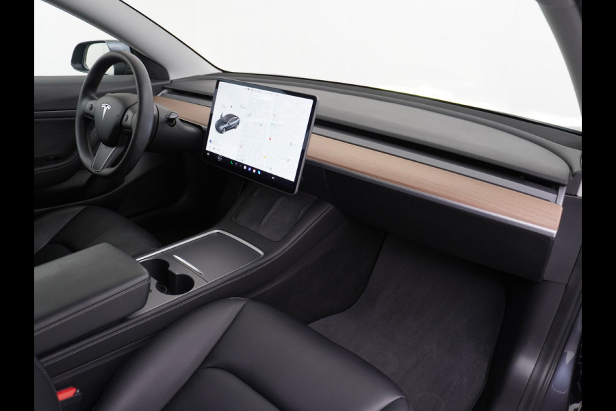 Tesla Model 3 RWD + 60kWh 325PK Facelift 19" Warmtepomp! Elek.Achterklep Lmv Draadloze laadpads  FSD-3 Computer  AutoPilot Leder PanoDak Adapt Ecc Navi LED Comfortstoelen ACC DAB Voorverwarmen interieur Keyless One-Pedal-Drive Origineel Nederlandse auto tot 11kw laden thuis! Garantie Accu tot 14-12-2029 max 160.000km 1584kg licht!