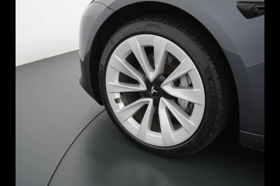 Tesla Model 3 RWD + 60kWh 325PK Facelift 19" Warmtepomp! Elek.Achterklep Lmv Draadloze laadpads  FSD-3 Computer  AutoPilot Leder PanoDak Adapt Ecc Navi LED Comfortstoelen ACC DAB Voorverwarmen interieur Keyless One-Pedal-Drive Origineel Nederlandse auto tot 11kw laden thuis! Garantie Accu tot 14-12-2029 max 160.000km 1584kg licht!